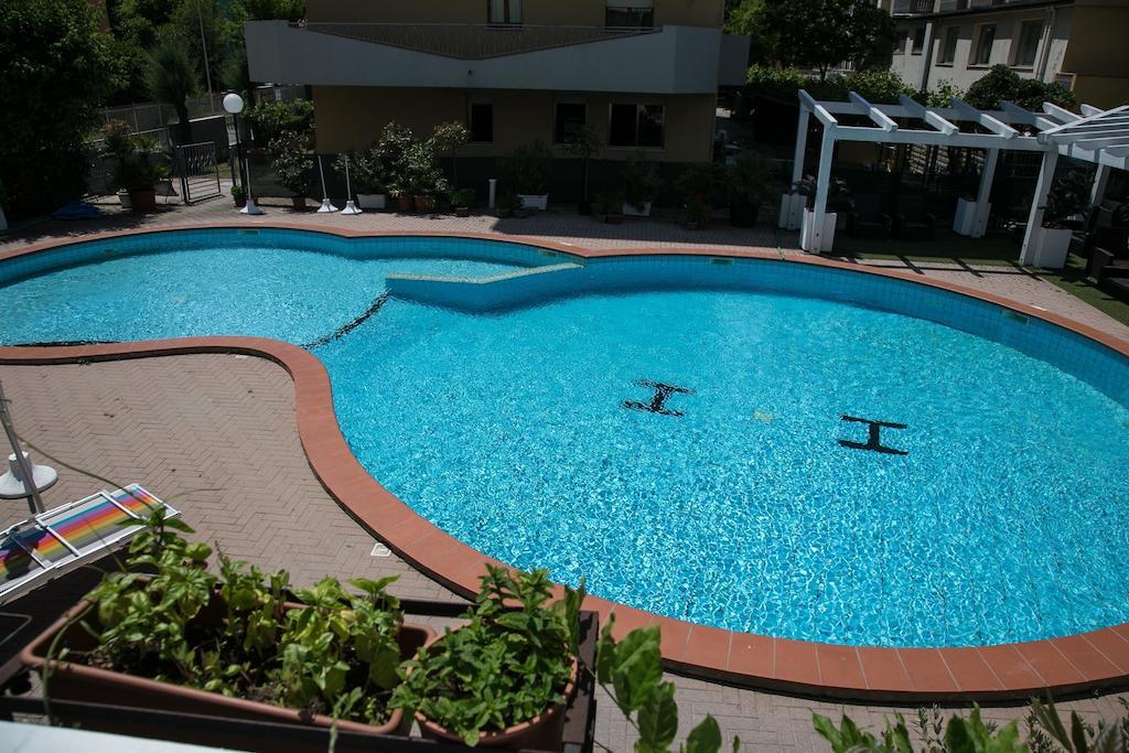Hotel Heaven Rimini Bagian luar foto