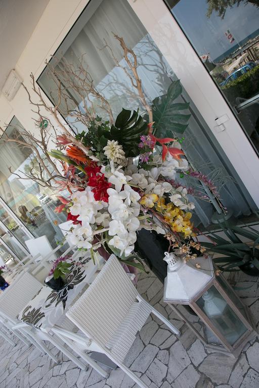 Hotel Heaven Rimini Bagian luar foto