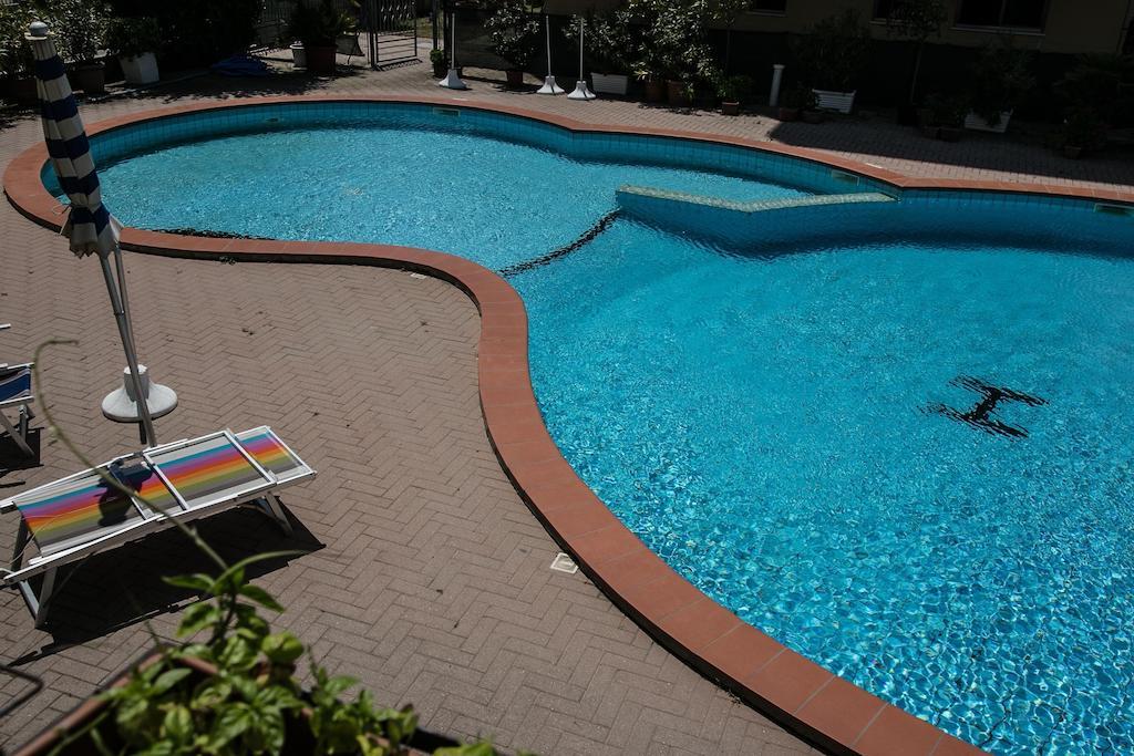 Hotel Heaven Rimini Bagian luar foto