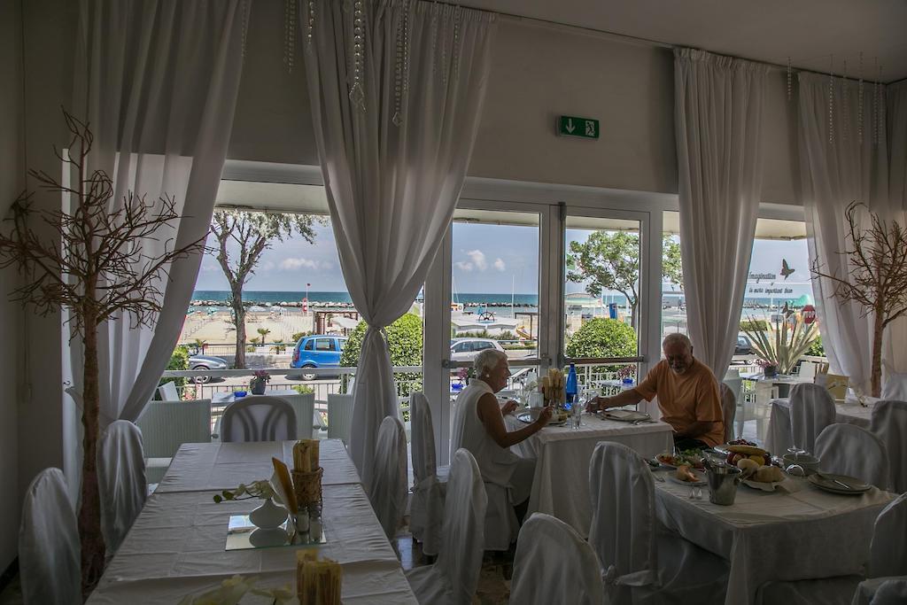 Hotel Heaven Rimini Bagian luar foto